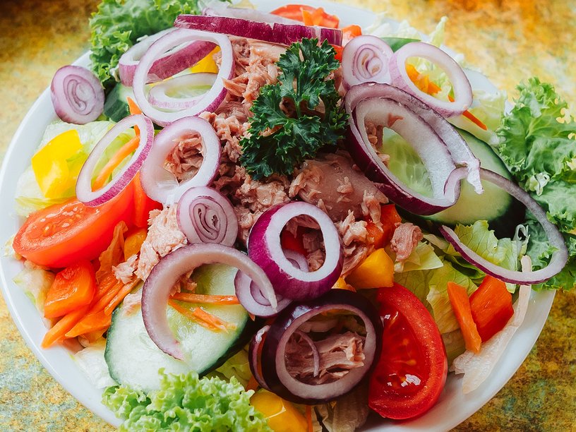 Esssen im Bistro es gibt gemischten Salat mit Fleisch