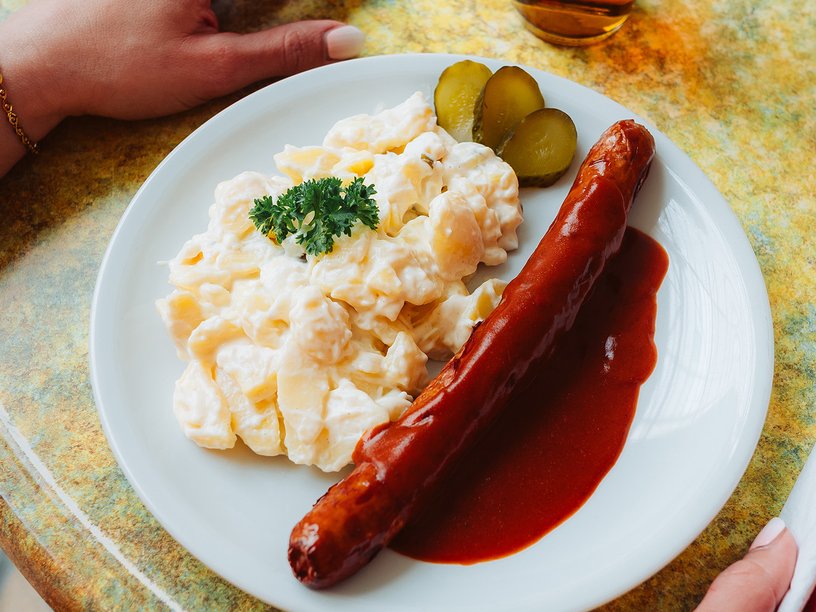 Esssen im Bistro es gibt Bratwurst mit Ketchup und Kartofelsalat 