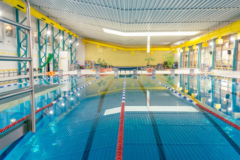 Leere Schwimmhalle von schwapp
