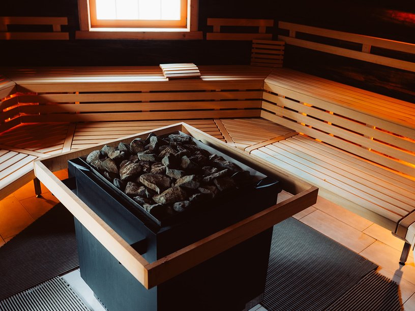 Holz Sauna mit frischen Kohlen 