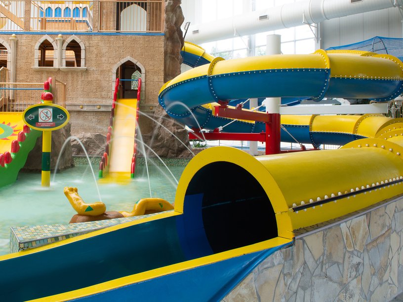 Viele bunte Wasserrutschten 