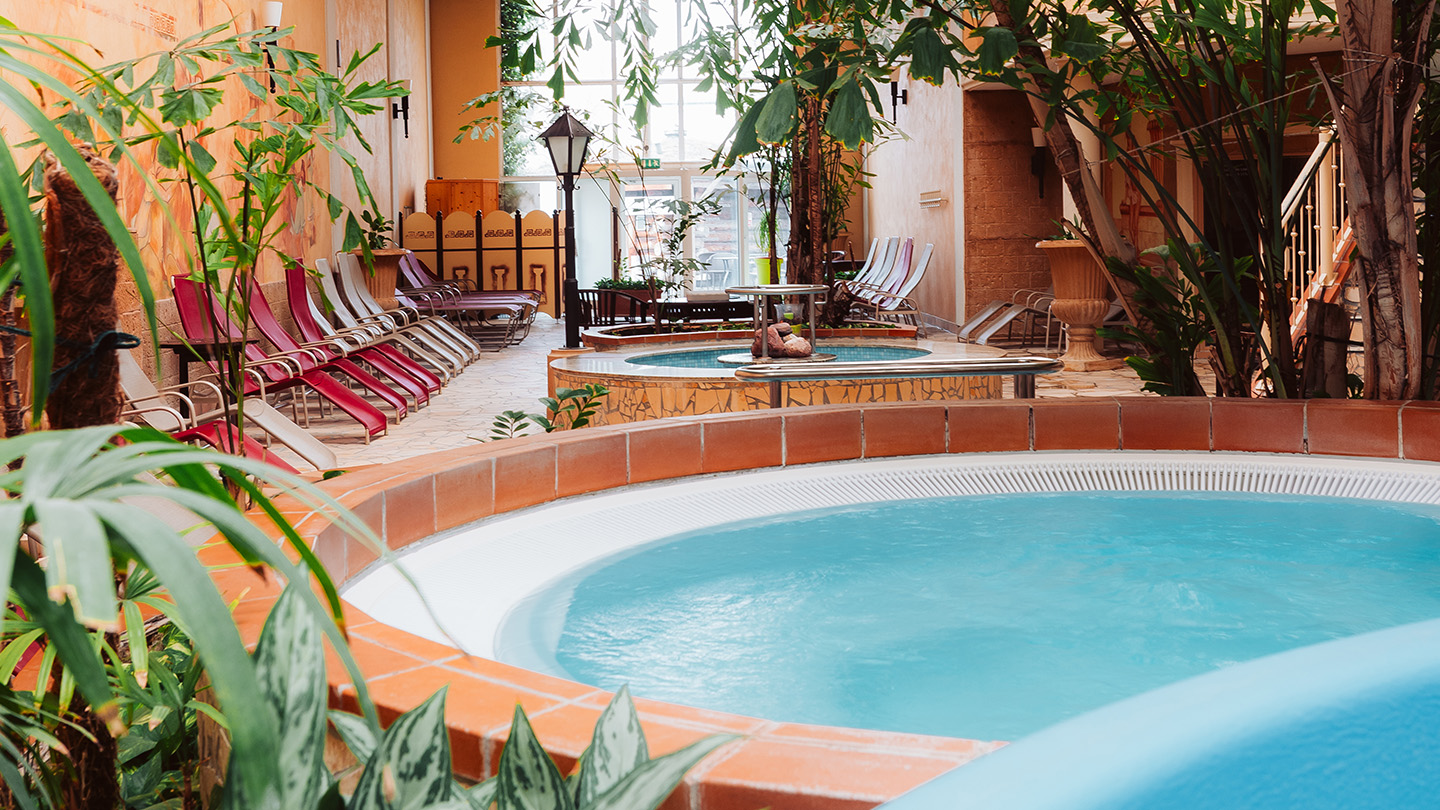 Eiene Oase mit Pools und Liegen 