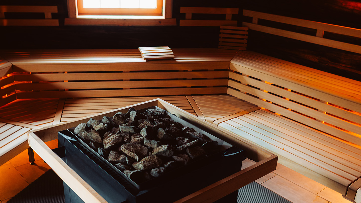 Holz Sauna mit frischen Kohlen 