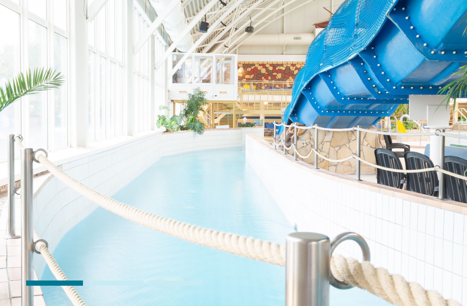 Ruhiger Schwimmerbereich neben einer Rutsche 