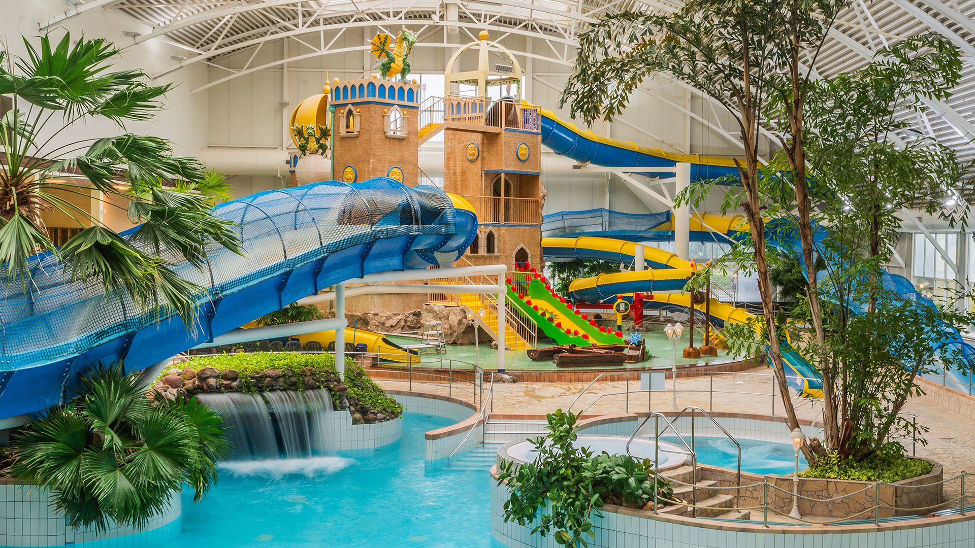 Erlebnisbad mit Rutschen 