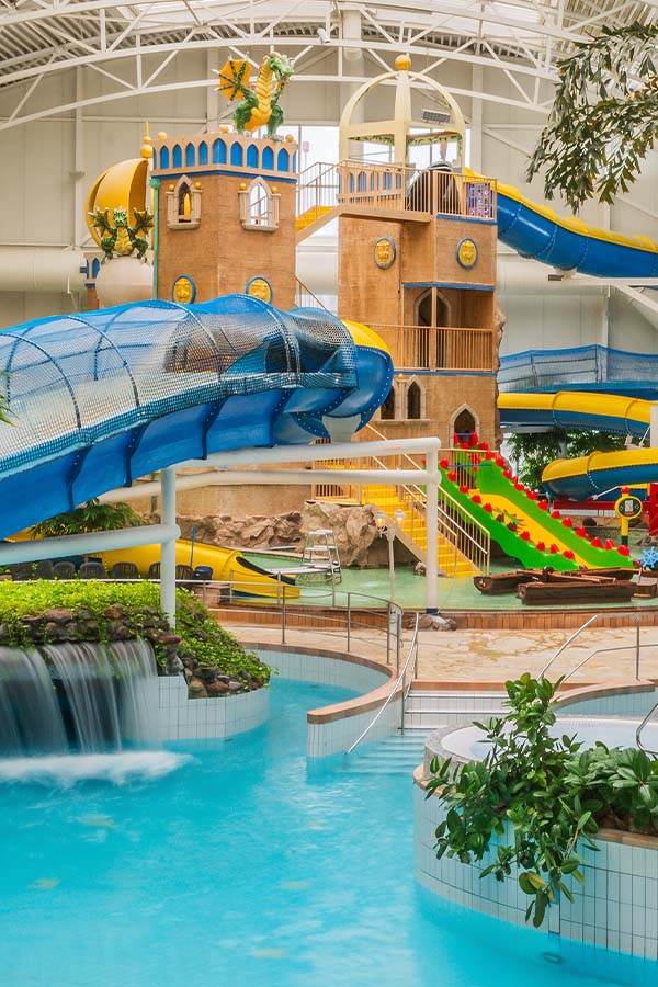 Erlebnisbad mit Rutschen 