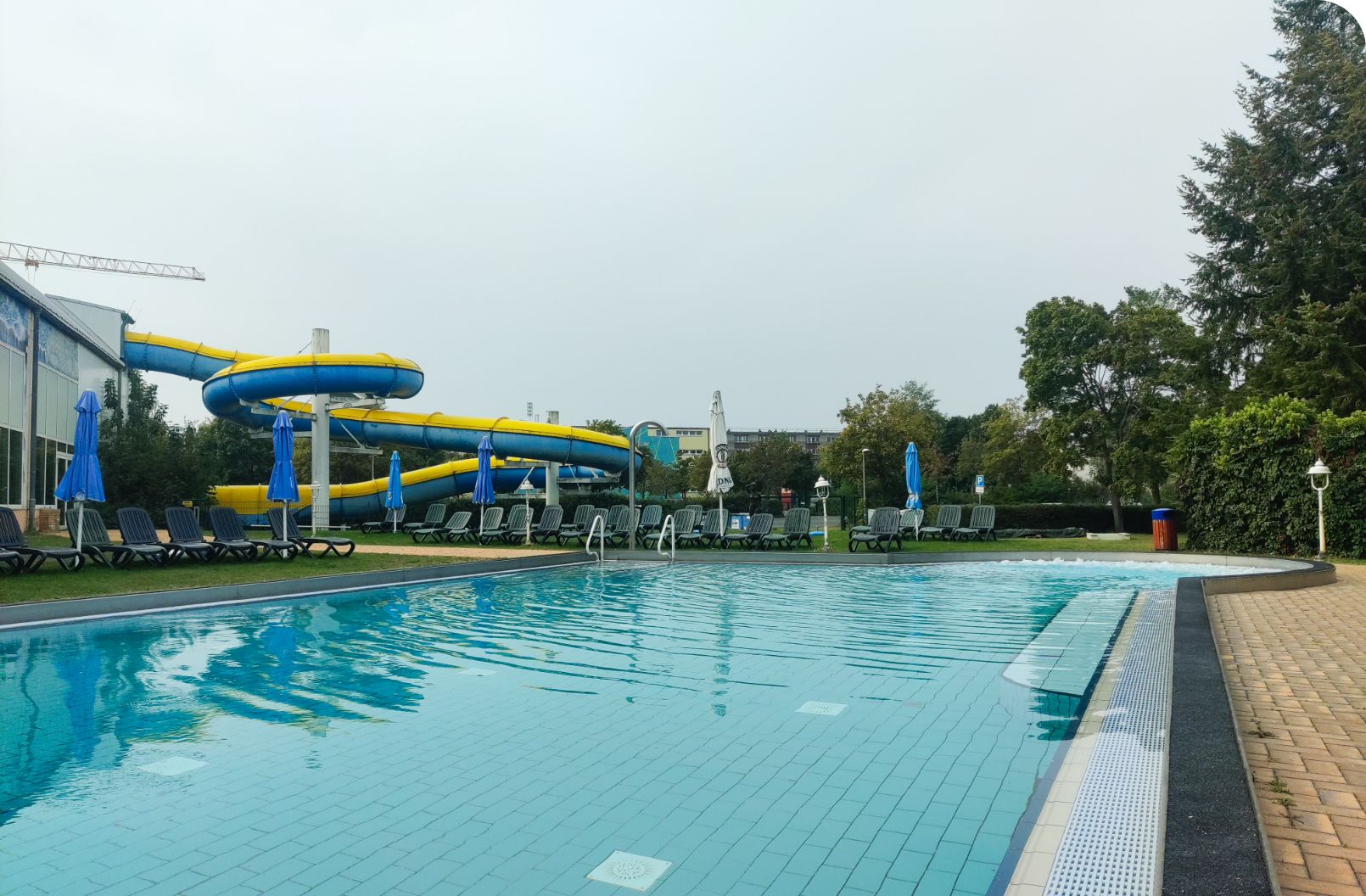 aussenpool mit Whirlliegen